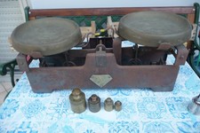 Vecchia bilancia a piatti in