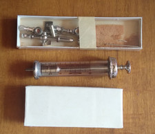 DUE VECCHIE SIRINGHE IN VETRO