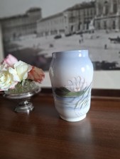 Un bellissimo vaso Royal Copenhagen con un fiore di loto e libellula.