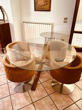 tavolo di cristallo con base in legno