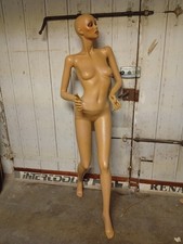 antico manichino indossatore