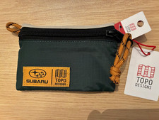 Borsa da viaggio TOPO Designs x SUBARU 5” x 3,5” tela nylon portafoglio cerniera nuova con etichette