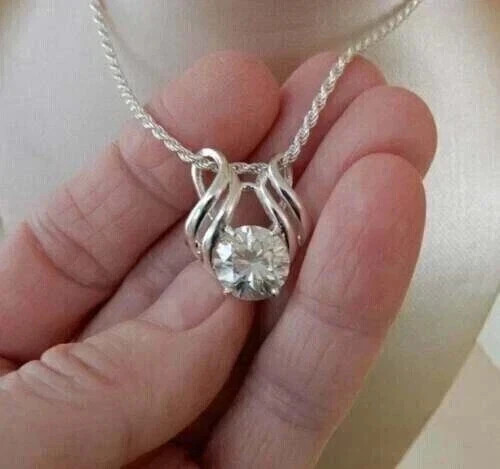 Ciondolo solitario moissanite