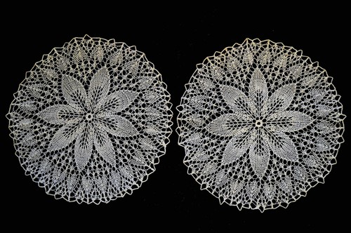 Pair knitted doilies very - doilies,