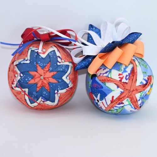 Ornamenti trapuntati fatti - , a