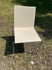 SEDIA IN MATERIALE PLASTICO CON PIEDE IN FERRO DI DESIGNE