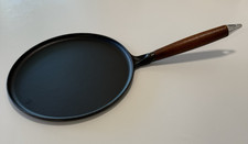 Staub Padella per Crepe in Ghisa 11 Pollici Manico in Legno Nero Staub 28