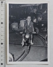 41434 Foto d'epoca 221 - Bambino su giostra anni '60 - 15x10,5 cm