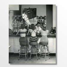 Stampa d'arte giclée vintage anni 50 ragazze sedute al banco negozio di soda