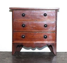 ANTICA CASSETTIERA IN MOGANO IN MINIATURA