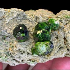 Raro esemplare minerale di granato lordo demantoide verde su matrice, andradite var