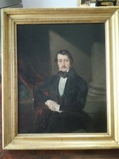 ELEGANTE RITRATTO DI LORD INGLESE  IN INTERNO SULLO SFONDO COLONNA E VELLUTO