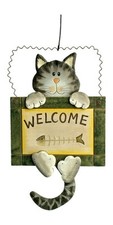 Gatto  in legno con cartello