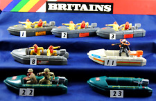 Vari gommoni galleggianti