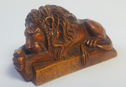Antica scultura leone carnova