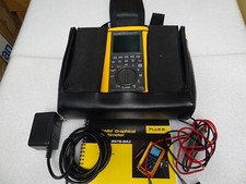 Multimetro grafico Fluke 867B con sonda, custodia e caricatore