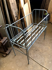 vecchio letto lettino in ferro battuto con sponde mobili