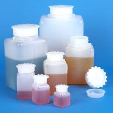 BOTTIGLIA RETTANGOLARE PE TAPPO VITE GRADUATA