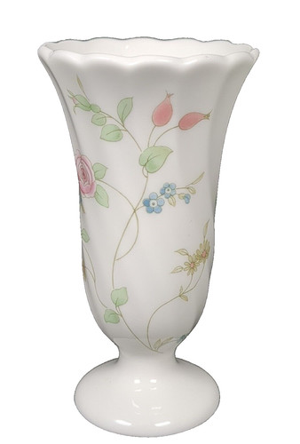 Wedgwood rosehip bud vaso - bud,