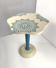 Tavolino alto portalampada in legno bicolore tortora e blu con decori mandala