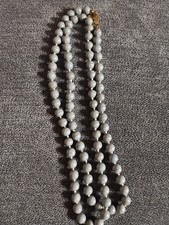 Collana di perle grigie filo