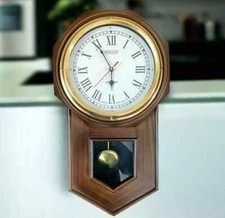 Antico orologio a pendolo da