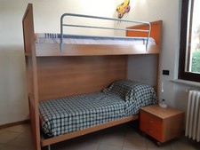 Letto a castello arancione con cassettoni