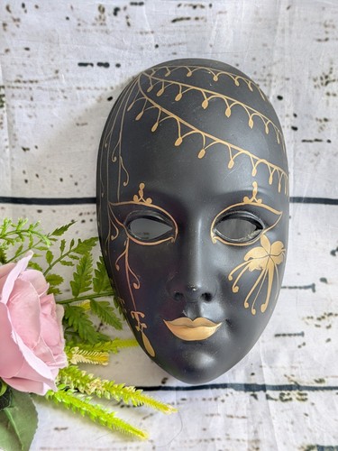 Maschera parete nera - maschera, e