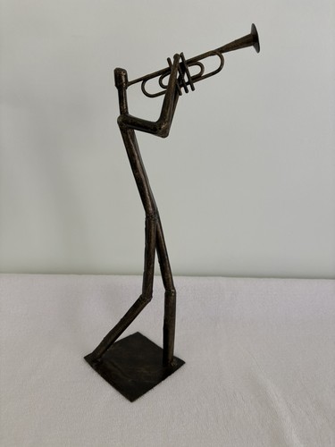 Statuina scultura arte tubo