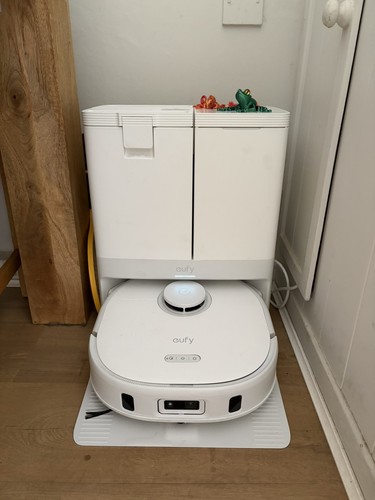 Robot aspirapolvere bianco