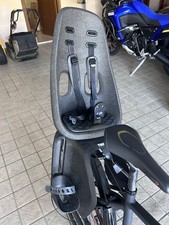 Seggiolino BICI Thule Yepp 2 Maxi Nero Mezzanotte montaggio sul telaio.