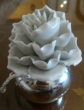 diffusore di profumo in ceramica e acciaio a forma di fiore