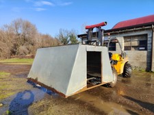 Capannina in lamiera zincata per suini da allevare all'aperto