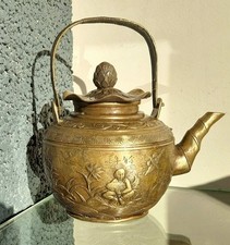 Antica teiera cinese in ottone