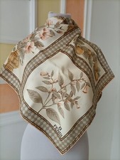 Fendi bellissimo foulard in seta con fiori.