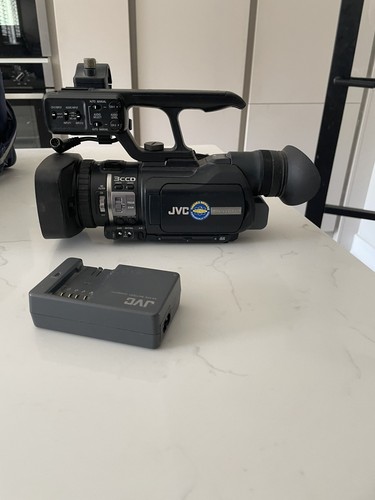 Jvc 100e 3ccd pro - gy-hm,