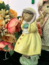 Statuina ragazza stretta