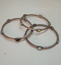 Set di 3 bracciali rigidi in metallo bronzato con pietre decorative colorate 