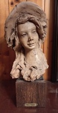 Scultura di donna con cappello