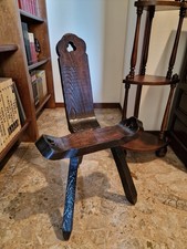 Sedia treppiede brutalista in quercia intagliata a mano, Spagna, anni '70.