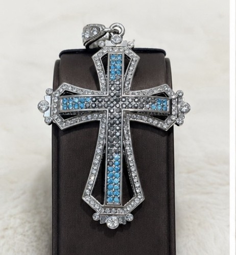 Croce religiosa con pietre