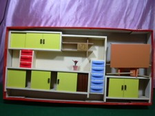 MOBILI PER BAMBOLE ANNI '60 IN LEGNO MOBILE CUCINA H. 25 cm TAVOLO e SEDIE W/BOX