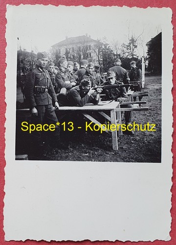 Foto soldati sparano