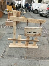 Piccola staccionata realizzata con materiale di recupero