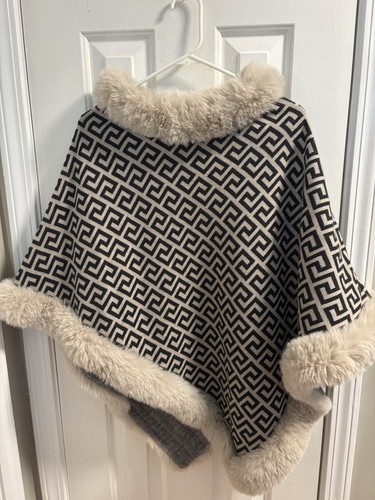 Poncho mantello con finiture