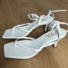 Sandali con cinturino punta