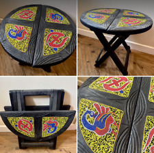 Tavolo da trasporto rotondo pieghevole in legno intagliato etnico con perline dell'Africa occidentale