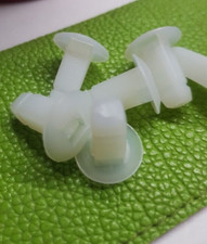 madrevite in plastica bianca