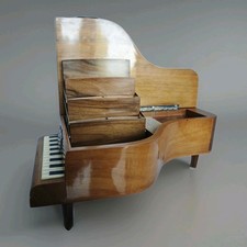 Portasigarette In Radica Di Olivo E Argento A Forma Di Pianoforte Con Carion