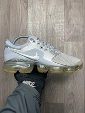 Nike Vapormaxes grigio e